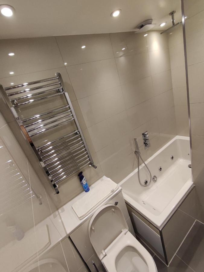 Modern 2 Bedroom Flat With Private Outdoor Terrace London Eksteriør bilde